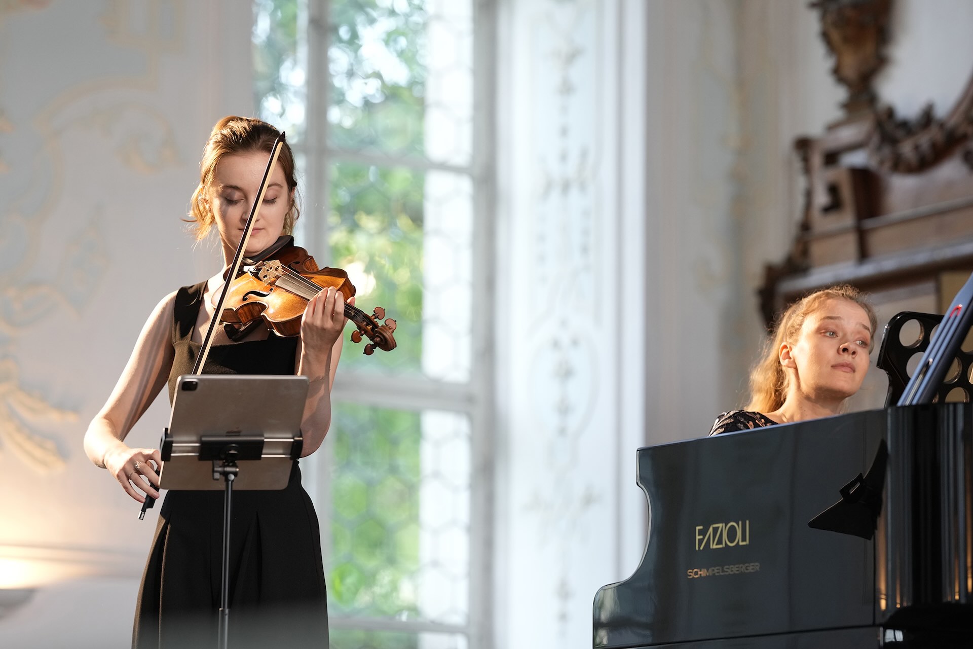 Noa Wildschut und Elisabeth Brauß