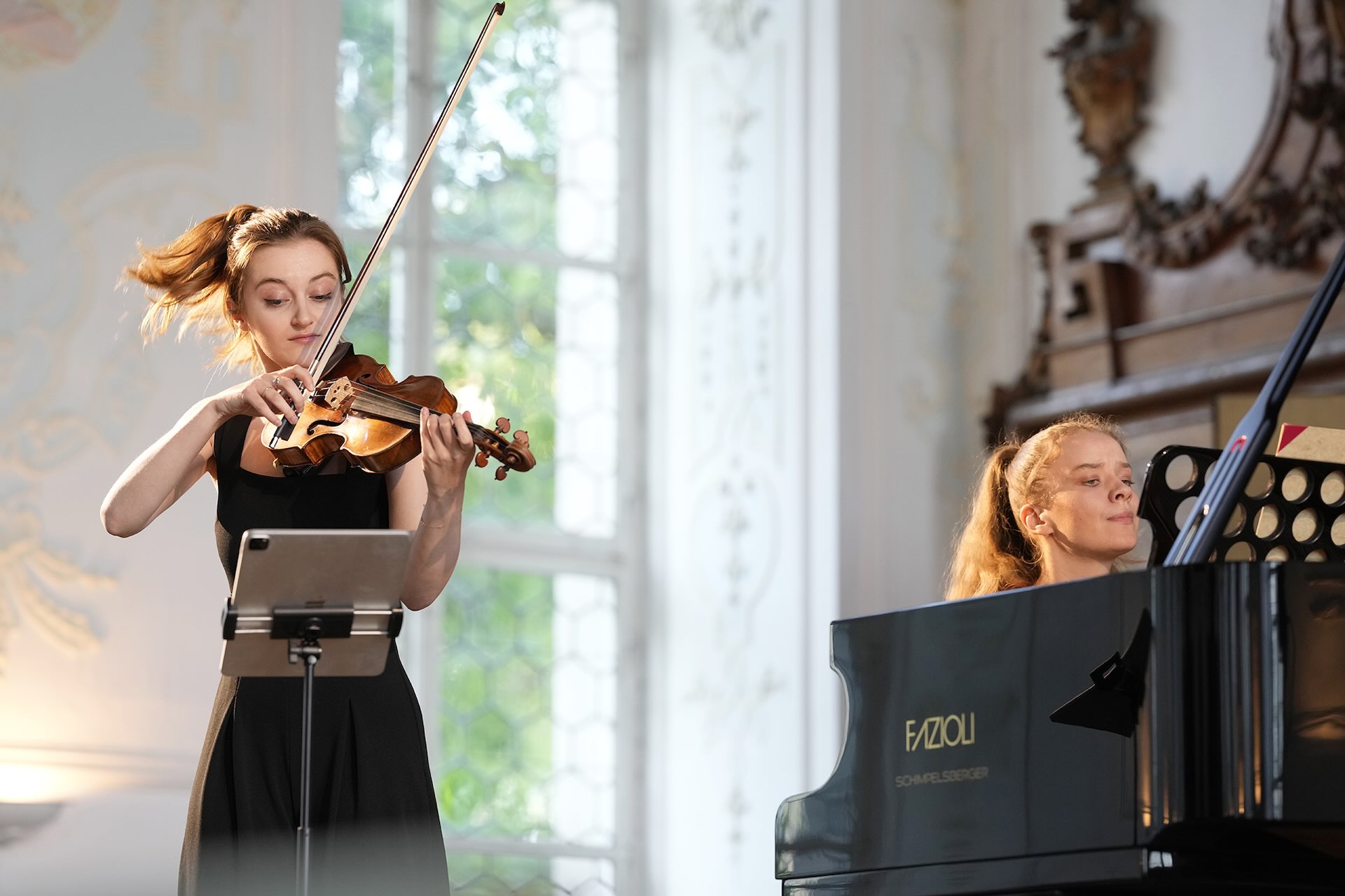 Noa Wildschut und Elisabeth Brauß