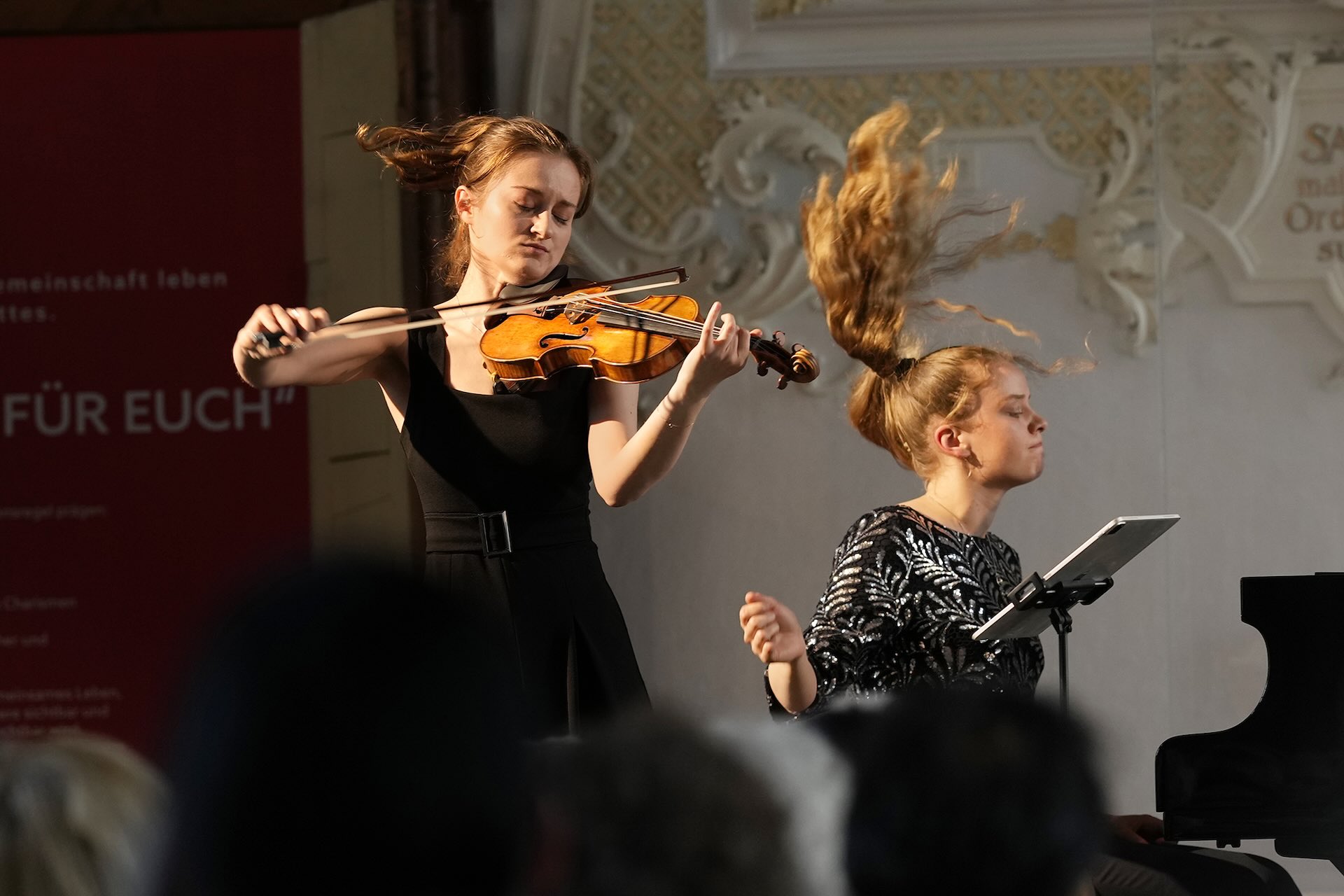 Noa Wildschut und Elisabeth Brauß